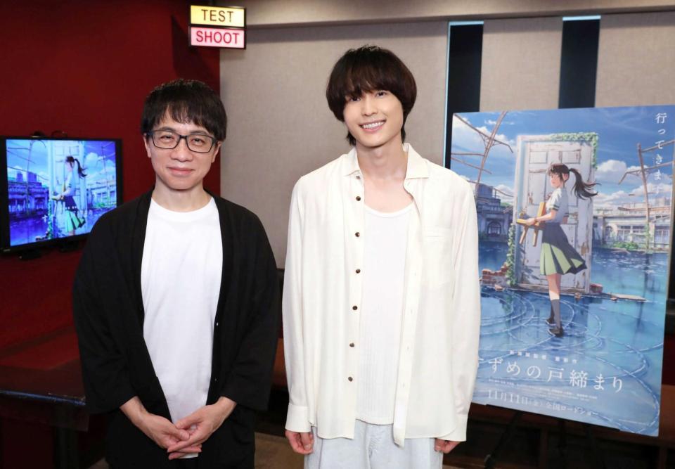 　映画「すずめの戸締まり」で声優デビューする松村北斗。左は新海誠監督