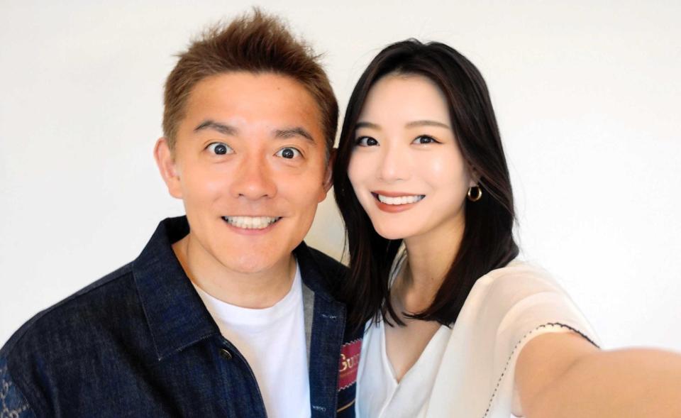 　結婚を報告した井戸田潤（左）と蜂谷晏海