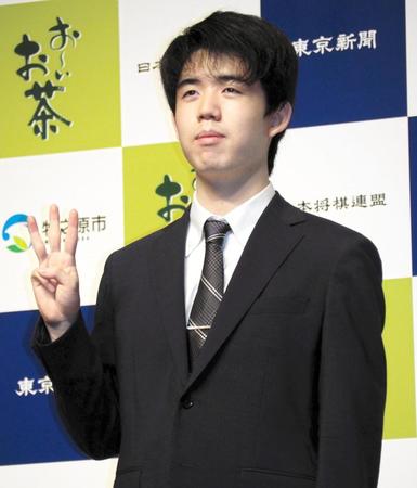 　一夜明け会見を行った藤井聡太王位