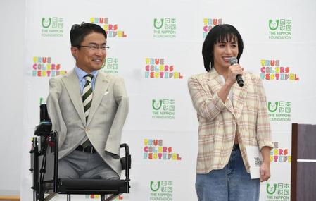 　作家の乙武洋匡氏（左）とイベントを盛り上げるｒｙｕｃｈｅｌｌ（撮影・開出牧）