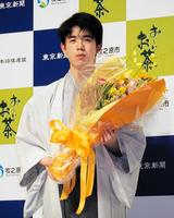 　防衛して、会見を行った藤井聡太王位