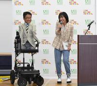 　作家の乙武洋匡氏（左）とイベントを盛り上げるｒｙｕｃｈｅｌｌ（撮影・開出牧）