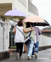 　保護者説明会が行われた川崎幼稚園を後にする人たち＝７日午前、静岡県牧之原市