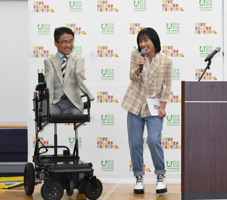 　作家の乙武洋匡氏（左）とイベントを盛り上げるｒｙｕｃｈｅｌｌ（撮影・開出牧）