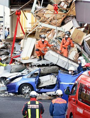 　倒壊現場で続く救助作業
