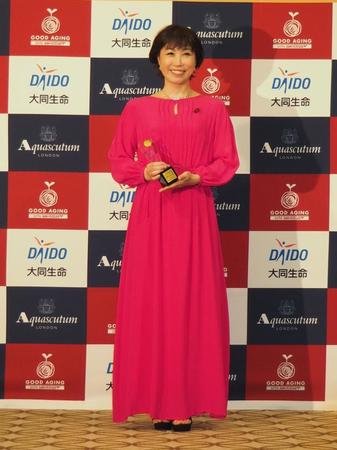　「第20回　グッドエイジャー賞　発表・授賞式」に桂由美氏デザインのドレスで登場した水森かおり