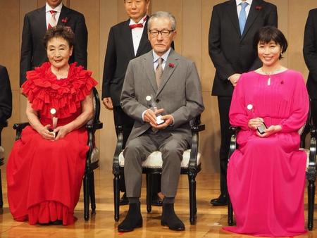 「　第20回　グッドエイジャー賞　発表・授賞式」に出席した（左から）加藤登紀子、大竹まこと、水森かおり