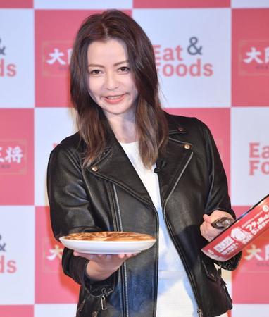 　羽根つき餃子を焼いた香里奈＝東京・新宿のヒルトン東京（撮影・佐々木彰尚）