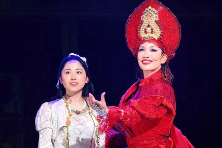 　熱演するアンミカ（右）と加藤梨里香