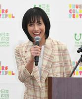 　イベントに登場し笑顔であいさつするｒｙｕｃｈｅｌｌ（撮影・開出牧）