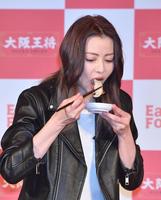 　羽根つき餃子を食べる香里奈＝東京・新宿のヒルトン東京（撮影・佐々木彰尚）