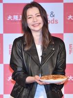 　羽根つき餃子を手に笑顔の香里奈＝東京・新宿のヒルトン東京（撮影・佐々木彰尚）