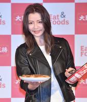 　羽根つき餃子を焼いた香里奈＝東京・新宿のヒルトン東京（撮影・佐々木彰尚）