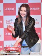 　羽つき餃子を焼く香里奈＝東京・新宿のヒルトン東京（撮影・佐々木彰尚）