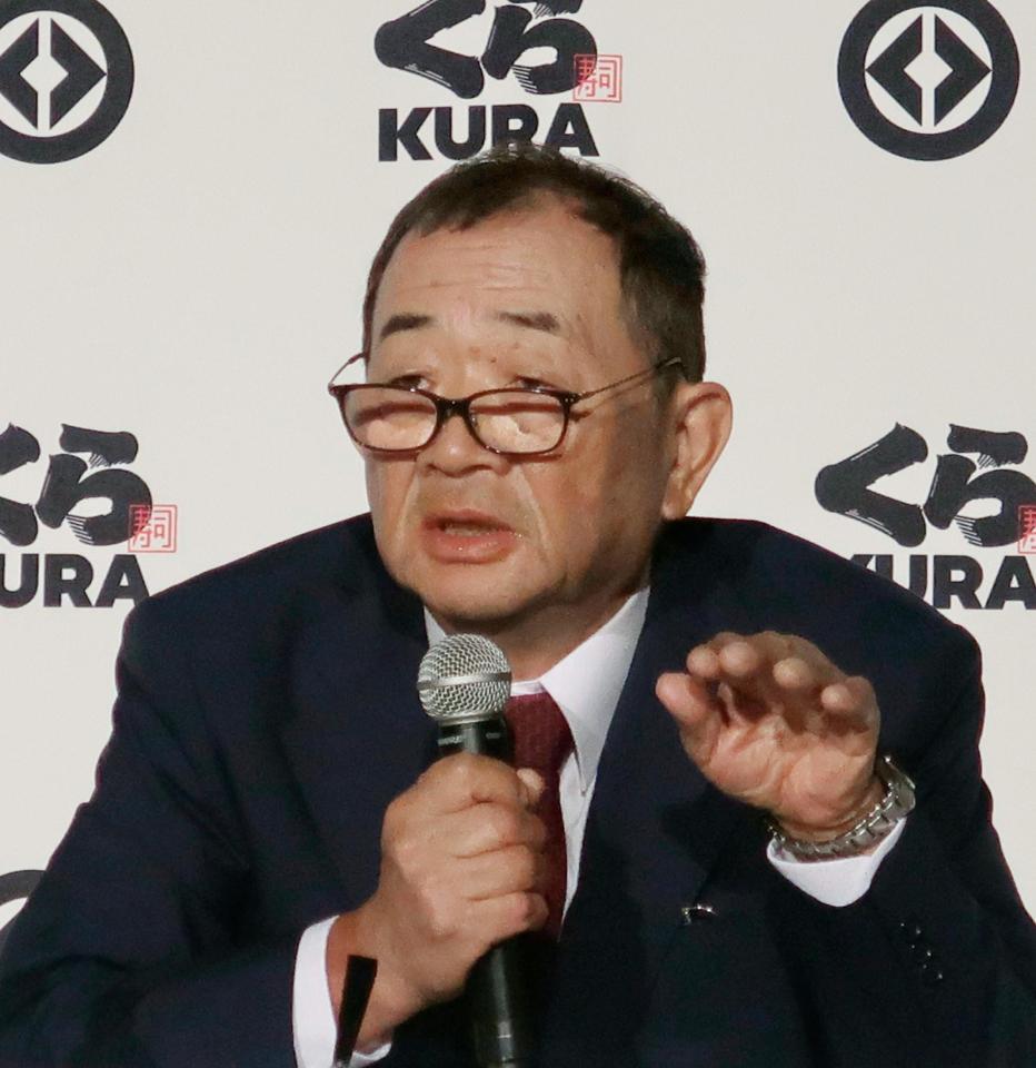 　記者会見で値上げを発表するくら寿司の田中邦彦社長＝７日、東京都港区