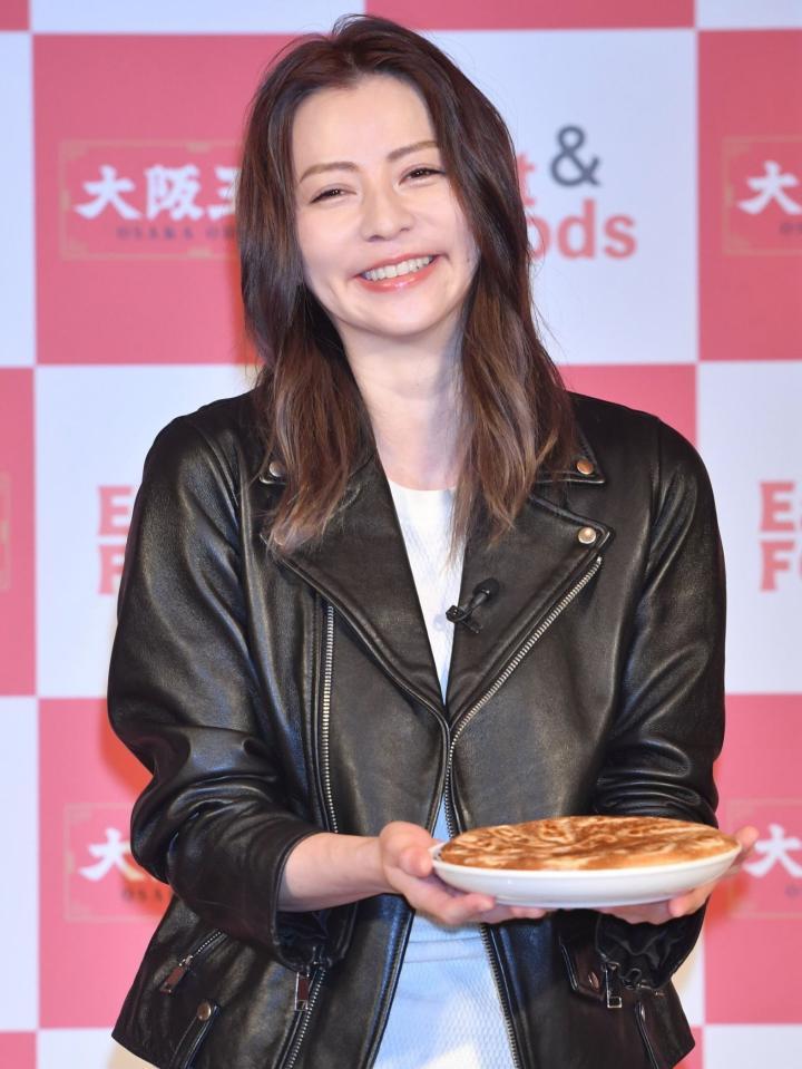 　羽根つき餃子を手に笑顔の香里奈＝東京・新宿のヒルトン東京（撮影・佐々木彰尚）