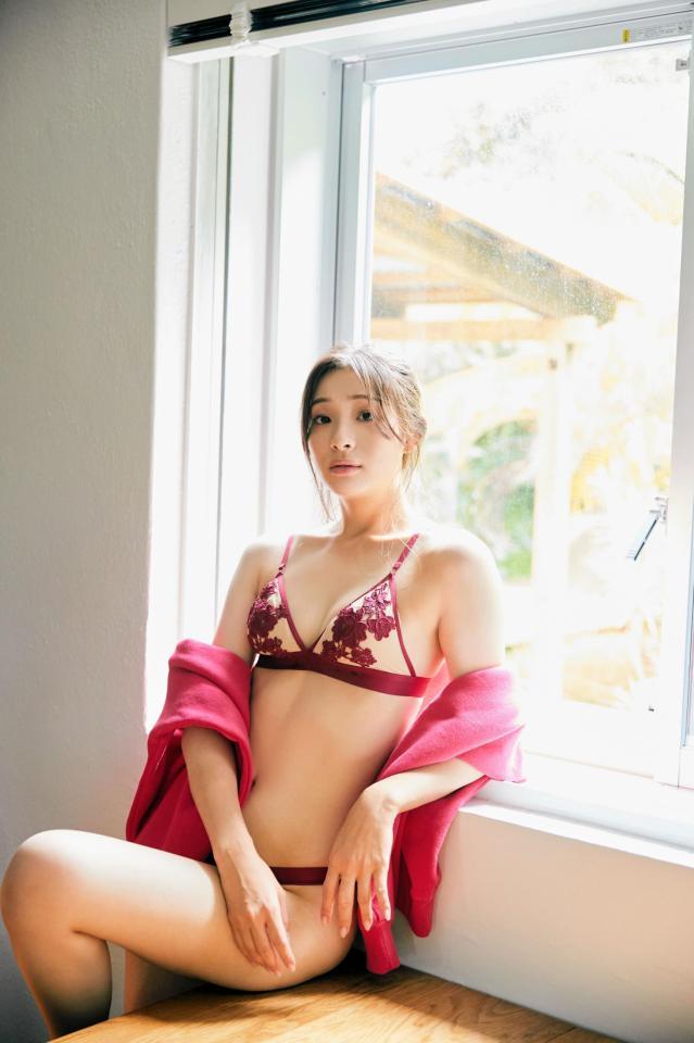 　８年ぶり写真集でランジェリー姿を披露した足立梨花