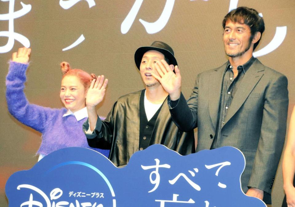 　イベントに登場した（左から）Ｃｈａｒａ、宮藤官九郎、阿部寛