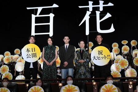 　観客をバックにポーズをとる（左から）川村元気監督、長澤まさみ、菅田将暉、原田美枝子、永瀬正敏＝東京・ＴＯＨＯシネマズ六本木ヒルズ（撮影・開出牧）