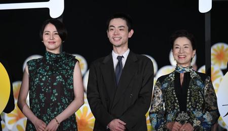 　舞台あいさつを行った（左から）長澤まさみ、菅田将暉、原田美枝子＝東京・ＴＯＨＯシネマズ六本木ヒルズ（撮影・開出牧）