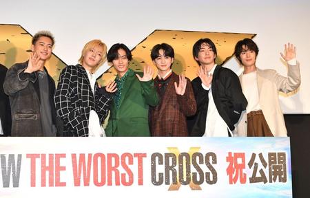 　笑顔をで手を振る（左から）三山凌輝、中本悠太、川村壱馬、吉野北人、前田公輝、塩野瑛久＝東京・丸の内ピカデリー（撮影・出月俊成）