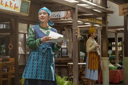 自分の店「ちむどんどん」のチラシを配る暢子（黒島結菜・左）と妹の歌子（上白石萌歌）