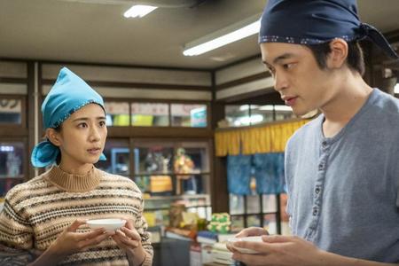 矢作（井之脇海）と料理の味見をする暢子（黒島結菜）