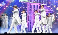 　華やかにステージを彩るＳｅｘｙ　Ｚｏｎｅ・菊池風磨（左）とＳｉｘＴＯＮＥＳ・田中樹（撮影・伊藤笙子）