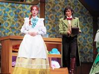 　星組「ベアタ・ベアトリクス」の小桜ほのか（左）と極美慎