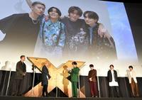 　思い出の写真を背に共演者たちへの手紙を読む川村壱馬（中央）＝東京・丸の内ピカデリー（撮影・出月俊成）