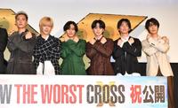 　Ｘポーズをする（左から）三山凌輝、中本悠太、川村壱馬、吉野北人、前田公輝、塩野瑛久＝東京・丸の内ピカデリー（撮影・出月俊成）