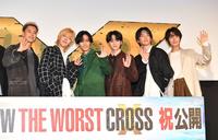 　笑顔をで手を振る（左から）三山凌輝、中本悠太、川村壱馬、吉野北人、前田公輝、塩野瑛久＝東京・丸の内ピカデリー（撮影・出月俊成）