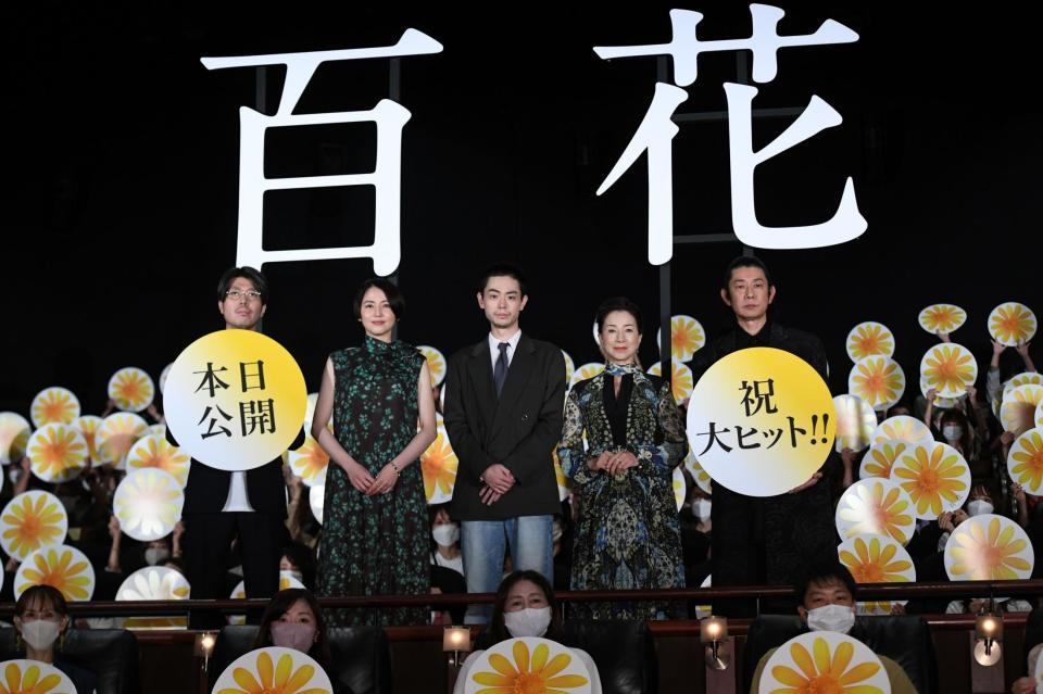 　観客をバックにポーズをとる（左から）川村元気監督、長澤まさみ、菅田将暉、原田美枝子、永瀬正敏＝東京・ＴＯＨＯシネマズ六本木ヒルズ（撮影・開出牧）