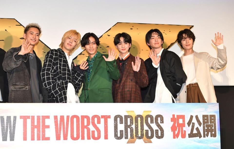 　笑顔をで手を振る（左から）三山凌輝、中本悠太、川村壱馬、吉野北人、前田公輝、塩野瑛久＝東京・丸の内ピカデリー（撮影・出月俊成）