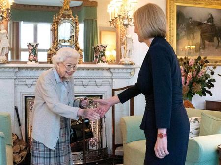 　６日、トラス新首相（右）を迎えるエリザベス女王（ＡＰ＝共同）