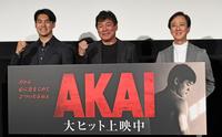 　公開記念舞台あいさつに登場した（左から）赤井英五郎監督、赤井英和とサプライズゲストの坂東玉三郎（撮影・三好信也）