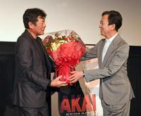 　公開記念舞台あいさつでサプライズゲストの坂東玉三郎からお祝いの花束を受け取る赤井英和（左）＝撮影・三好信也