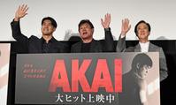 　公開記念舞台あいさつに登場した（左から）赤井英五郎監督、赤井英和とサプライズゲストの坂東玉三郎（撮影・三好信也）