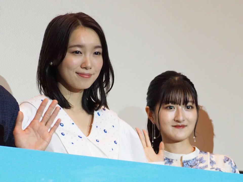 　舞台あいさつに出席した小林星蘭（右）と飯豊まりえ