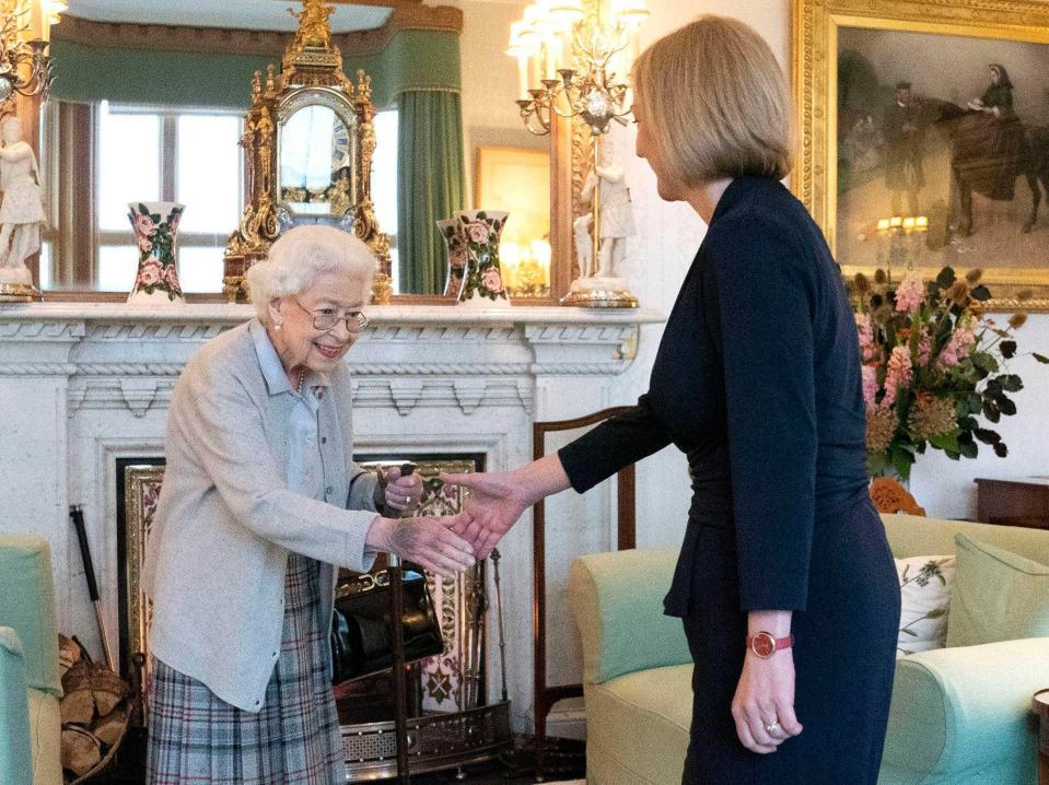 　６日、トラス新首相（右）を迎えるエリザベス女王（ＡＰ＝共同）