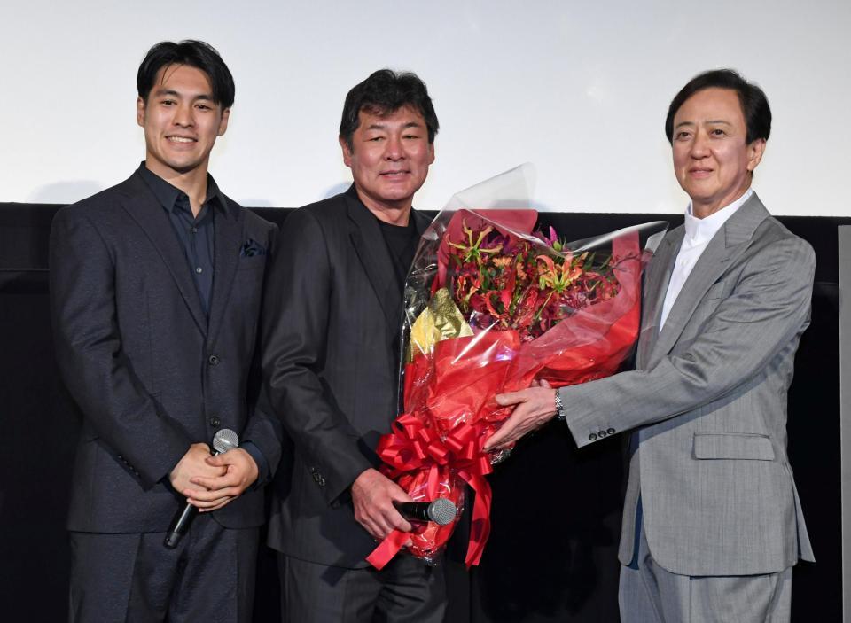 　公開記念舞台あいさつに登場した（左から）赤井英五郎監督、赤井英和とサプライズゲストの坂東玉三郎（撮影・三好信也）