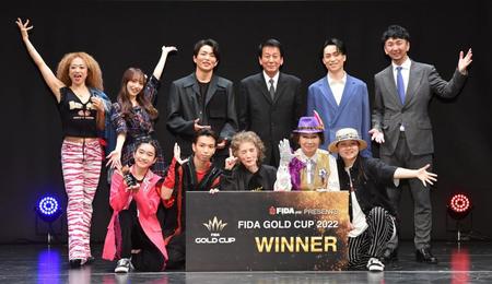 　ＦＩＤＡ　ＧＯＬＤ　ＣＵＰの勝利チームと写真におさまる（後列左から）ＭＩＨＯ　ＢＲＯＷＮ、ＡＫＢ４８の向井地美音、ＤＡ　ＰＵＭＰのＫＥＮＺＯ、杉良太郎、ＥＸＩＬＥのＴＥＴＳＵＹＡ（撮影・佐々木彰尚）