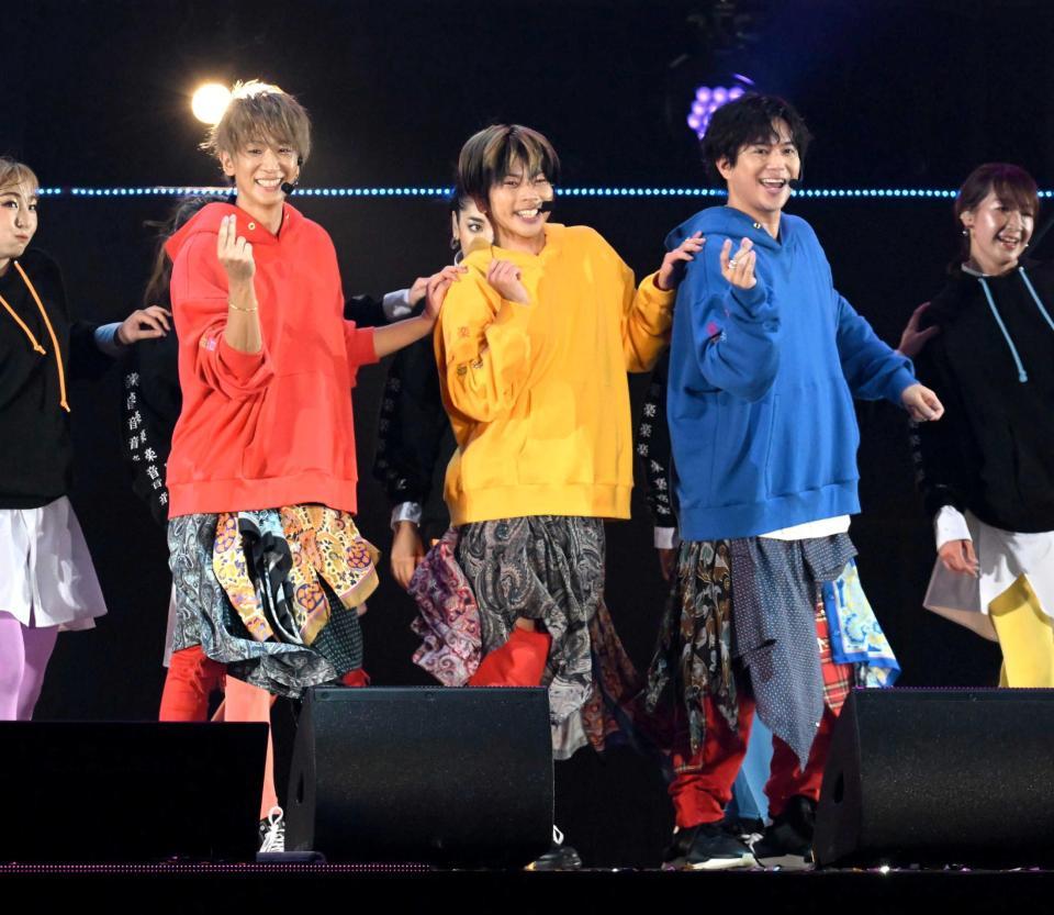 　カラフルな衣装でステージを盛り上げるＮＥＷＳ（左から）小山慶一郎、増田貴久、加藤シゲアキ（撮影・金田祐二）