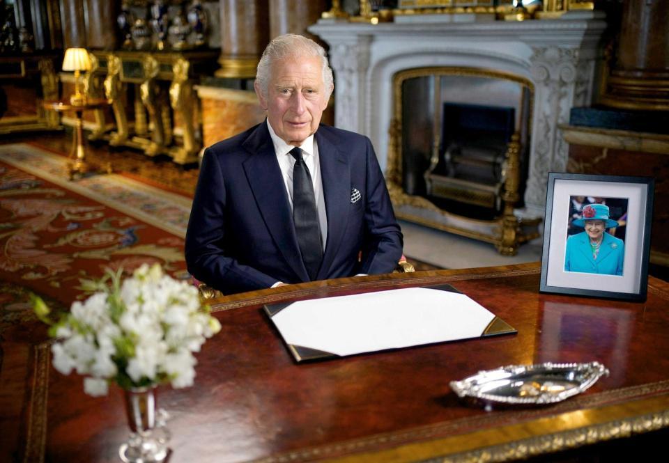 　初の国民向けテレビ演説をする英国のチャールズ新国王＝９日（ゲッティ＝共同）