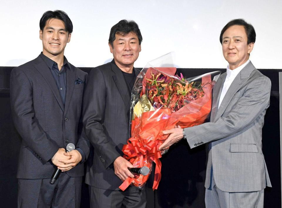　公開記念舞台あいさつに登場した（左から）赤井英五郎監督、赤井英和とサプライズゲストの坂東玉三郎