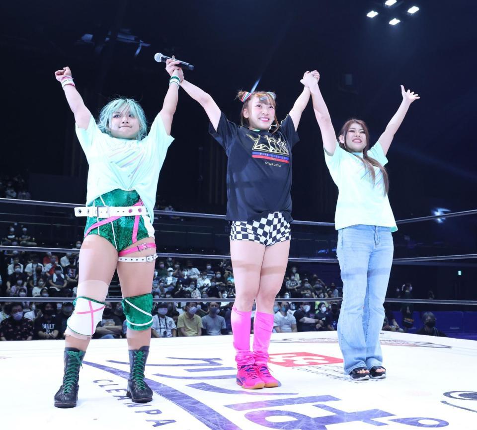 　プロレス挑戦を表明し観衆に手を上げるフワちゃん（中）左は飯田沙耶・右は葉月