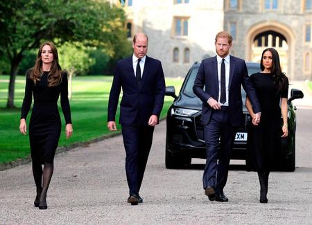 　１０日、ロンドン郊外のウィンザー城に姿を見せた（左から）キャサリン妃とウィリアム皇太子、ヘンリー王子、メーガン妃（ゲッティ＝共同）
