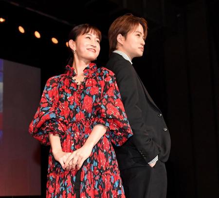 　ランウェイでポーズを決める前田敦子（左）と菊池風磨＝東京・新橋のニッショーホール（撮影・出月俊成）