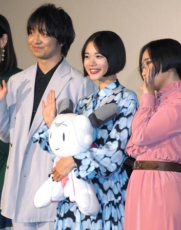 　完成披露試写会で笑顔を見せる（左から）三浦大知、杉咲花、悠木碧