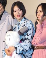 　劇場アニメーション「ぼくらのよあけ」の完成披露試写会で、劇中に登場するオートボット・ナナコを抱える杉咲花（左）と悠木碧